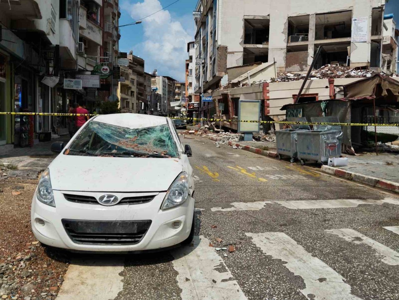 Hatay’da ağır hasarlı bina çöktü