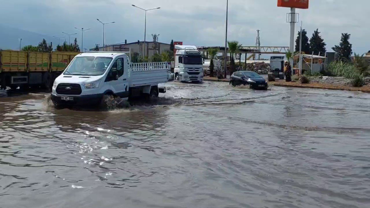 Hatay’da yağış sonrası yollar göle döndü
