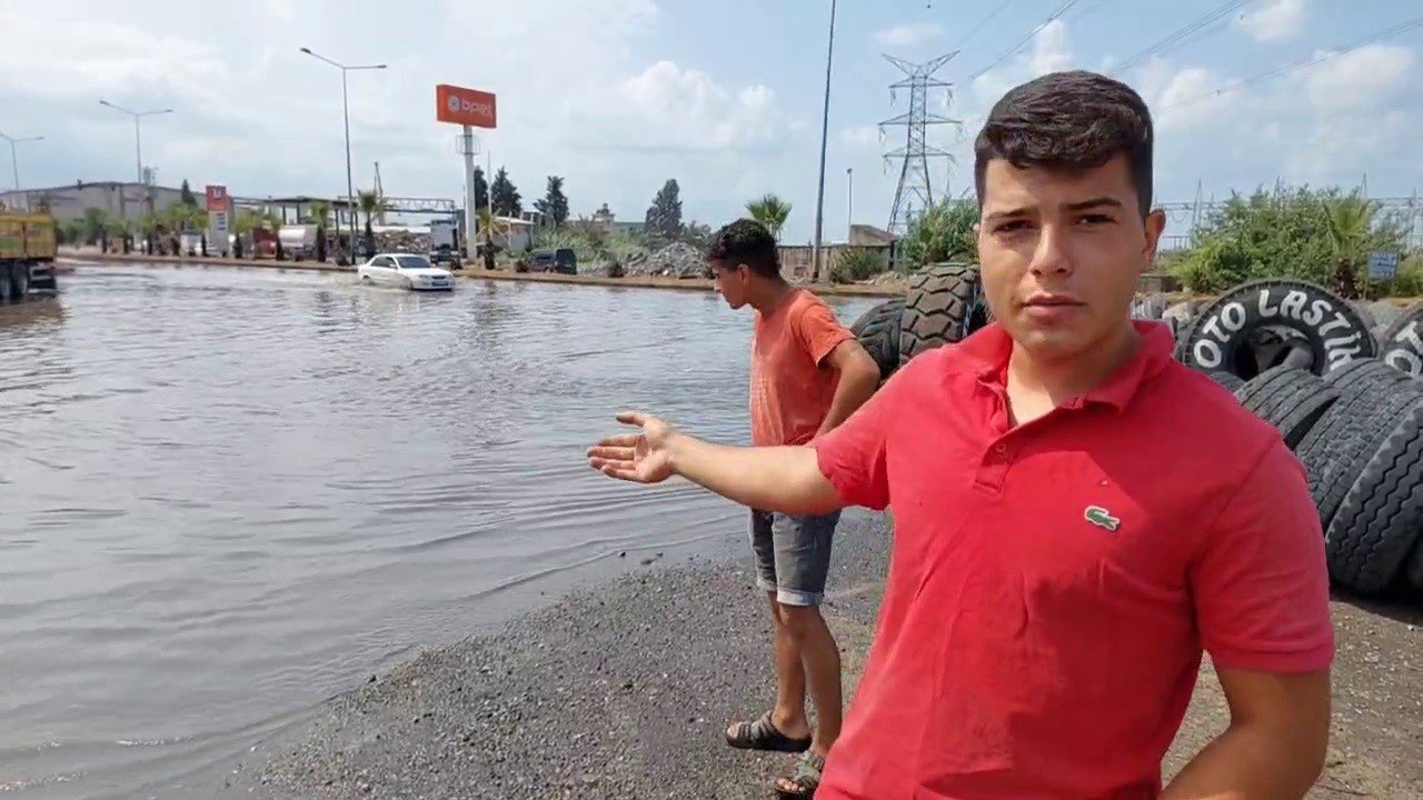 Hatay’da yağış sonrası yollar göle döndü