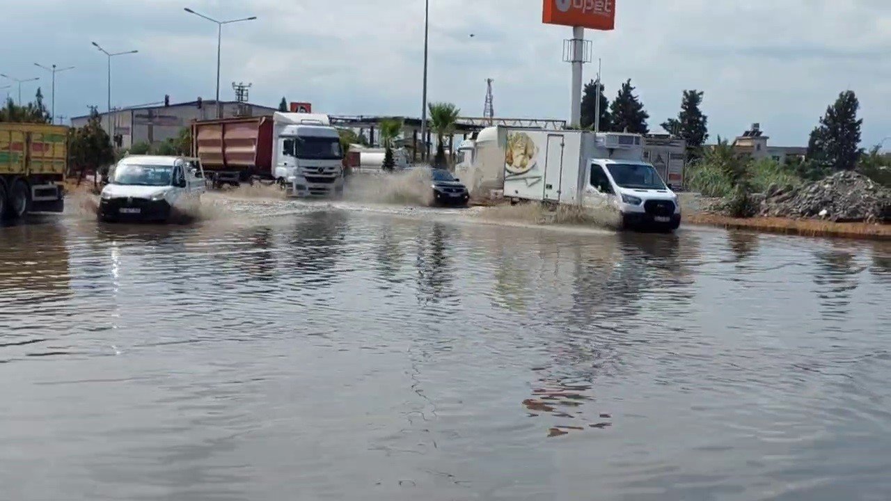 Hatay’da yağış sonrası yollar göle döndü