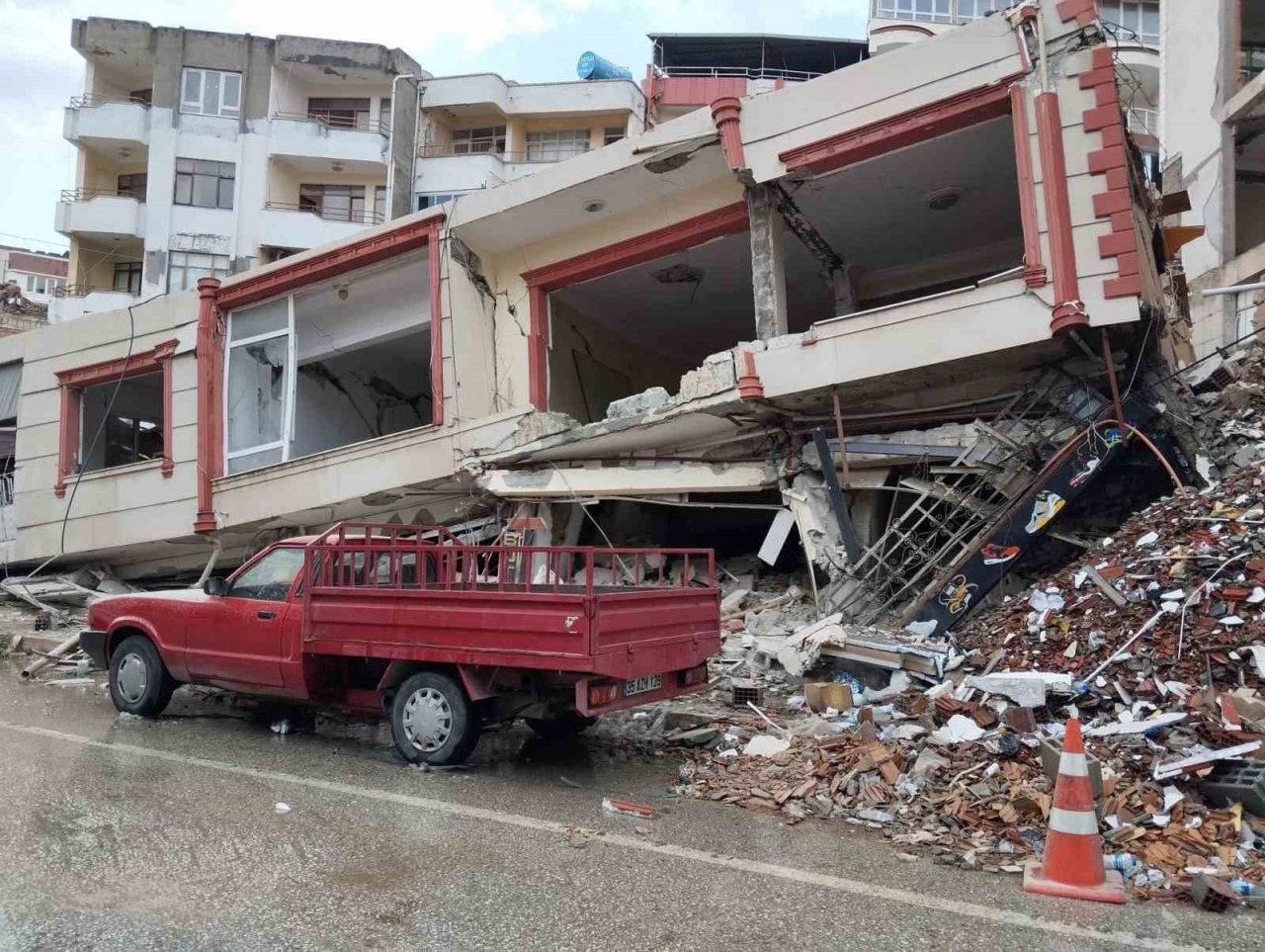 Hatay’da ağır hasarlı bina çöktü
