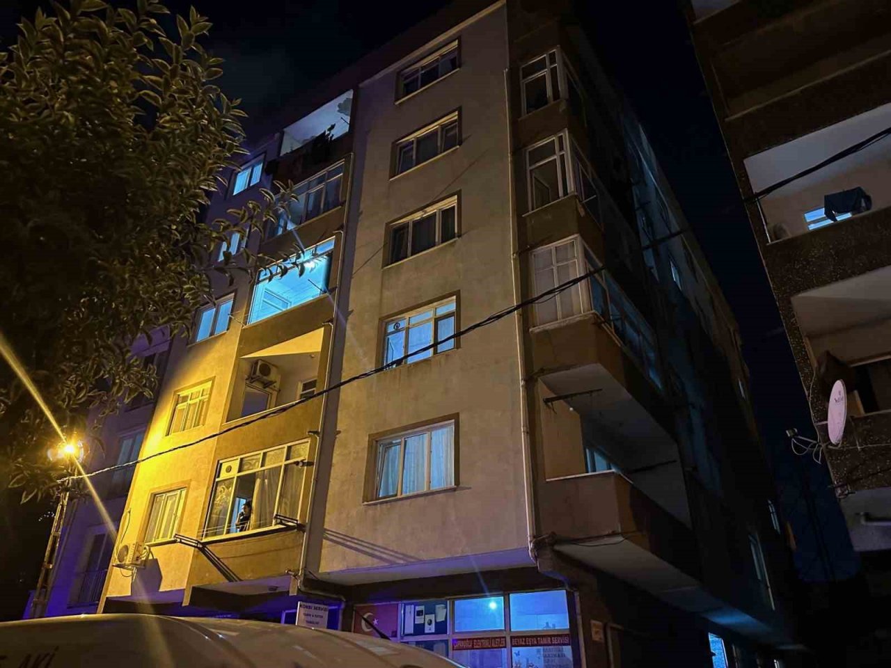 Küçükçekmece’de cinnet geçiren adam önce eşini sonra kendini vurdu