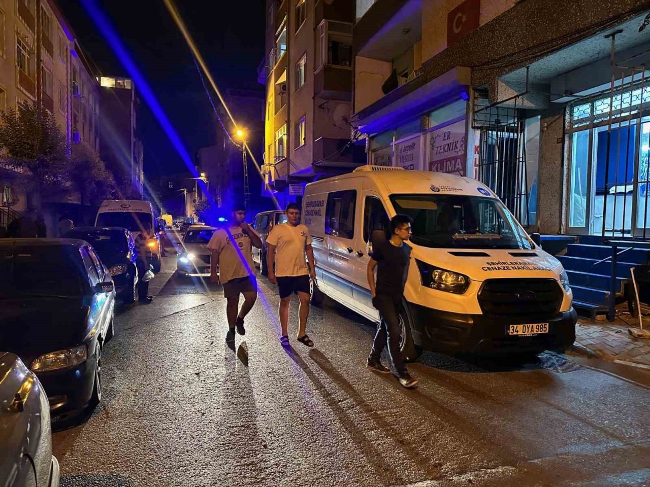 Küçükçekmece’de cinnet geçiren adam önce eşini sonra kendini vurdu