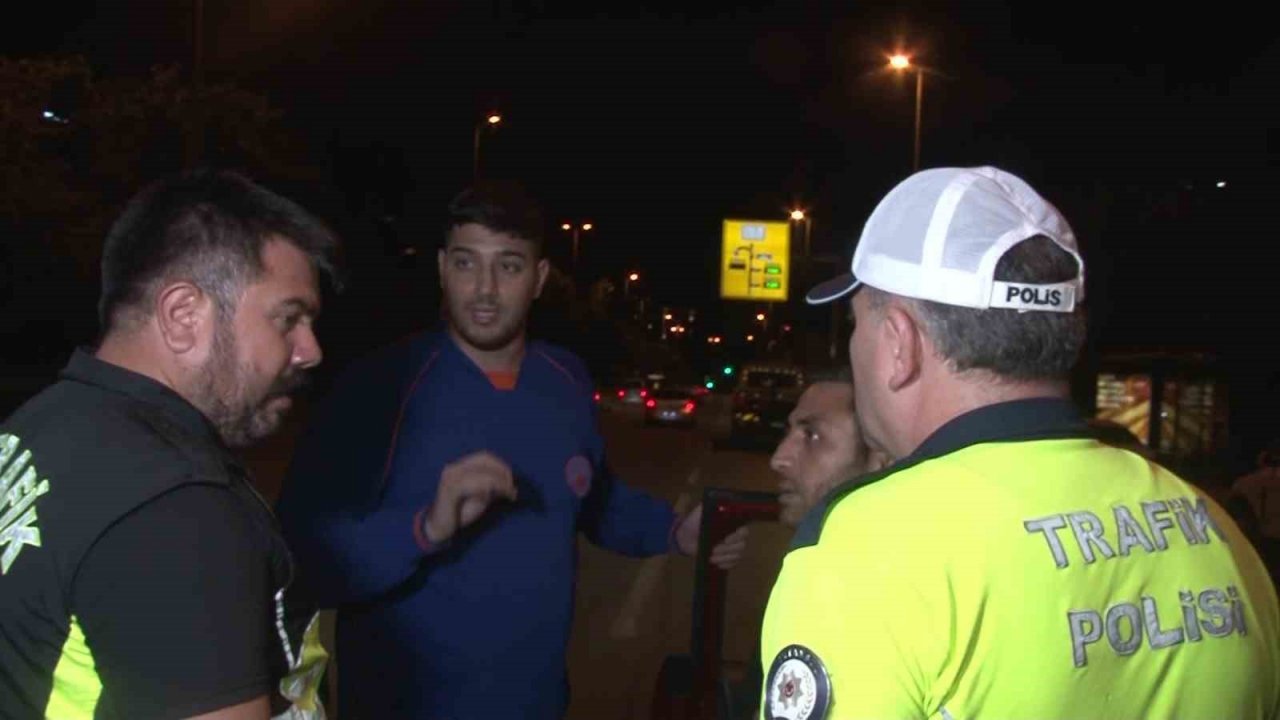 Kadıköy’deki trafik denetiminde alkollü sürücü polis ekiplerine zorluk çıkardı: "Gelmiyorum gelin beni evden alın"