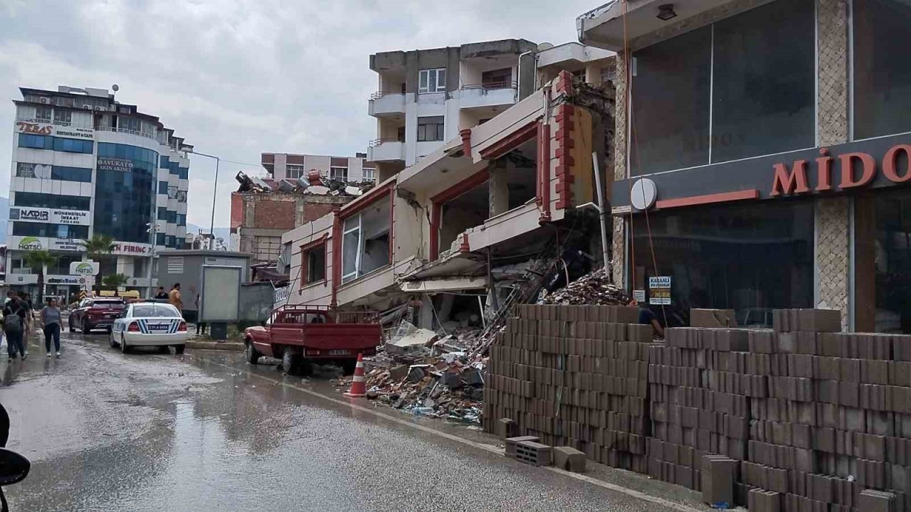 Hatay’da ağır hasarlı bina çöktü