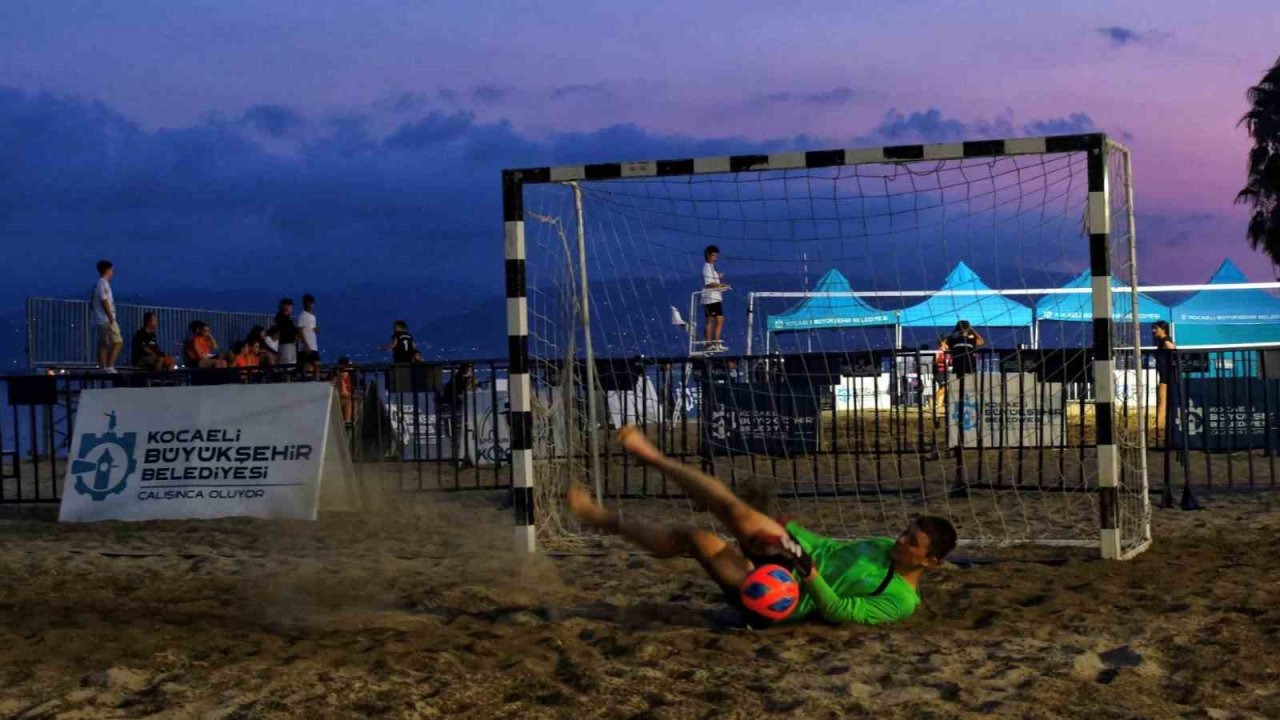 Plaj şenliklerinde kıyasıya yarış