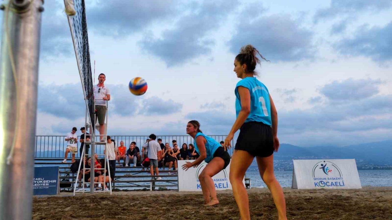 Plaj şenliklerinde kıyasıya yarış