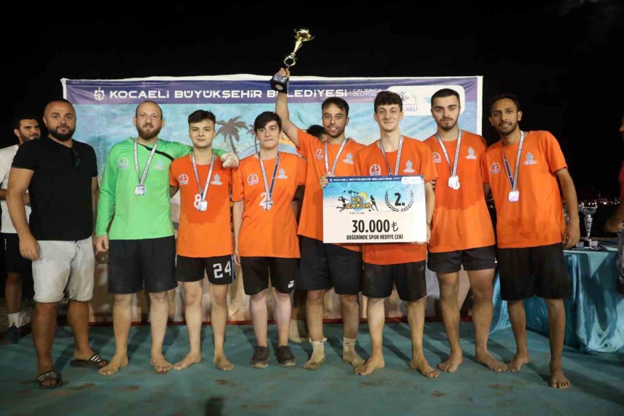 Plaj şenliklerinde kıyasıya yarış