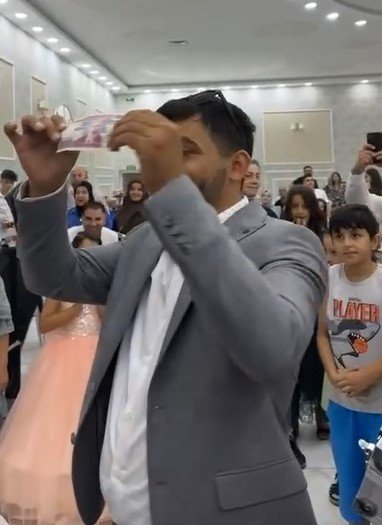 Tır şoförü damada düğünde tır lastiği hediye ettiler