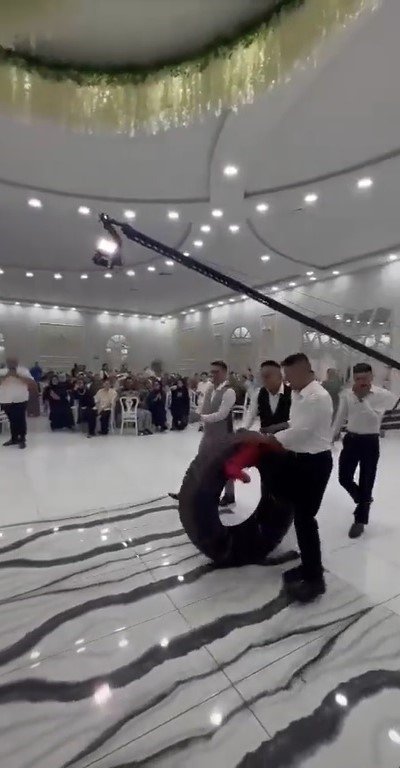 Tır şoförü damada düğünde tır lastiği hediye ettiler