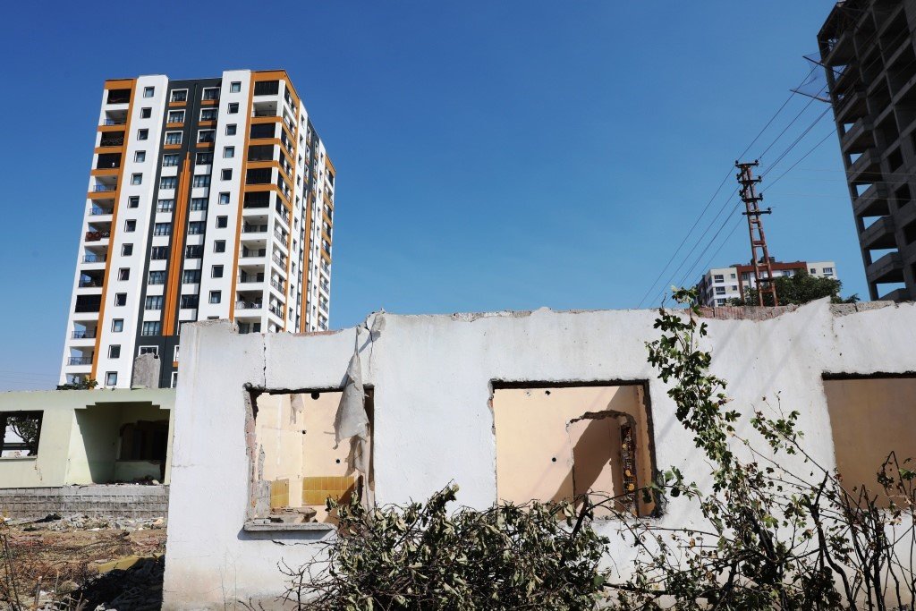 Başkan Çolakbayrakdar: “Dönüşümle gecekondu evleri yıkıp, geniş yollar yapıyoruz”