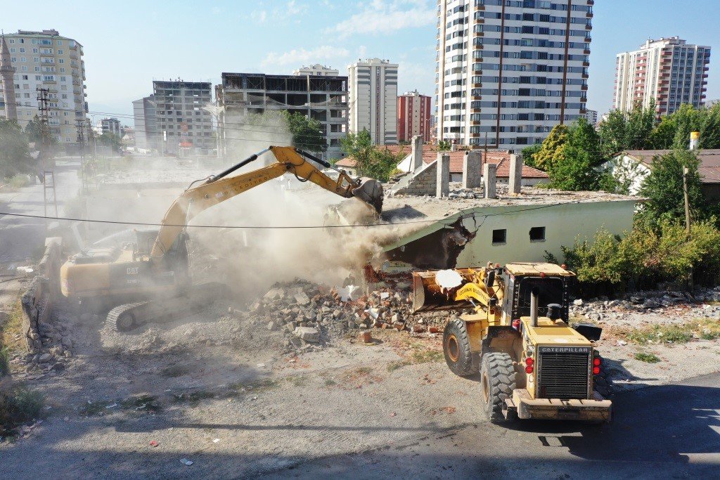 Başkan Çolakbayrakdar: “Dönüşümle gecekondu evleri yıkıp, geniş yollar yapıyoruz”