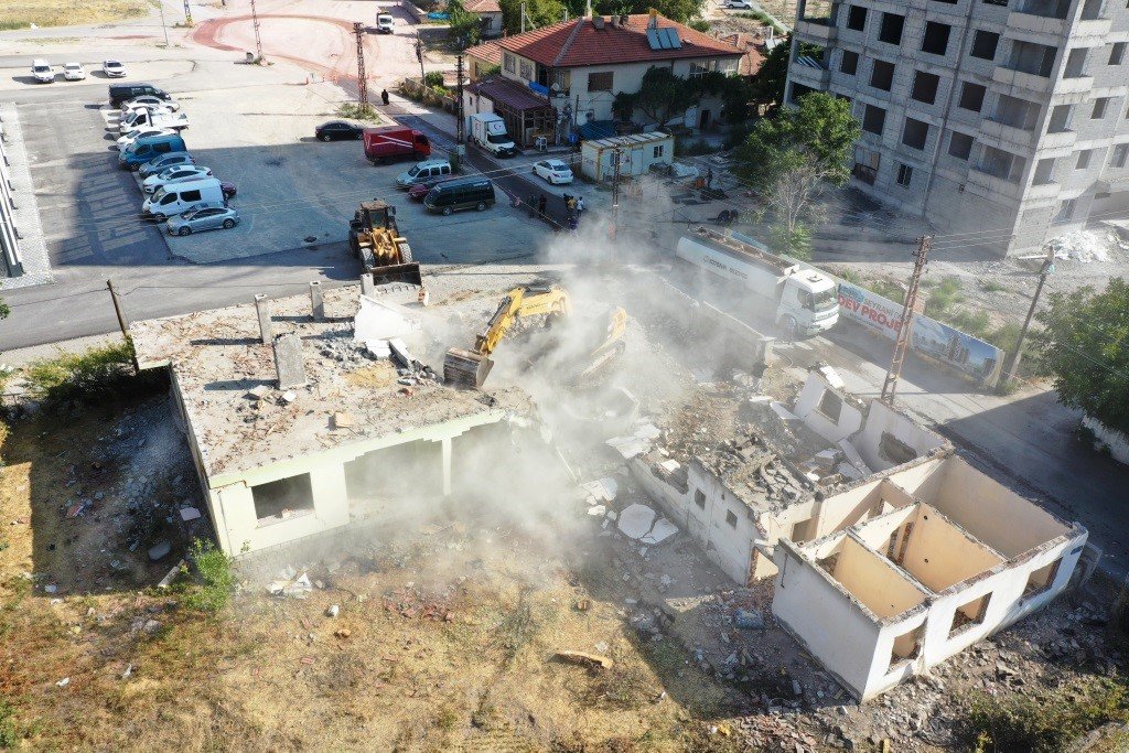 Başkan Çolakbayrakdar: “Dönüşümle gecekondu evleri yıkıp, geniş yollar yapıyoruz”