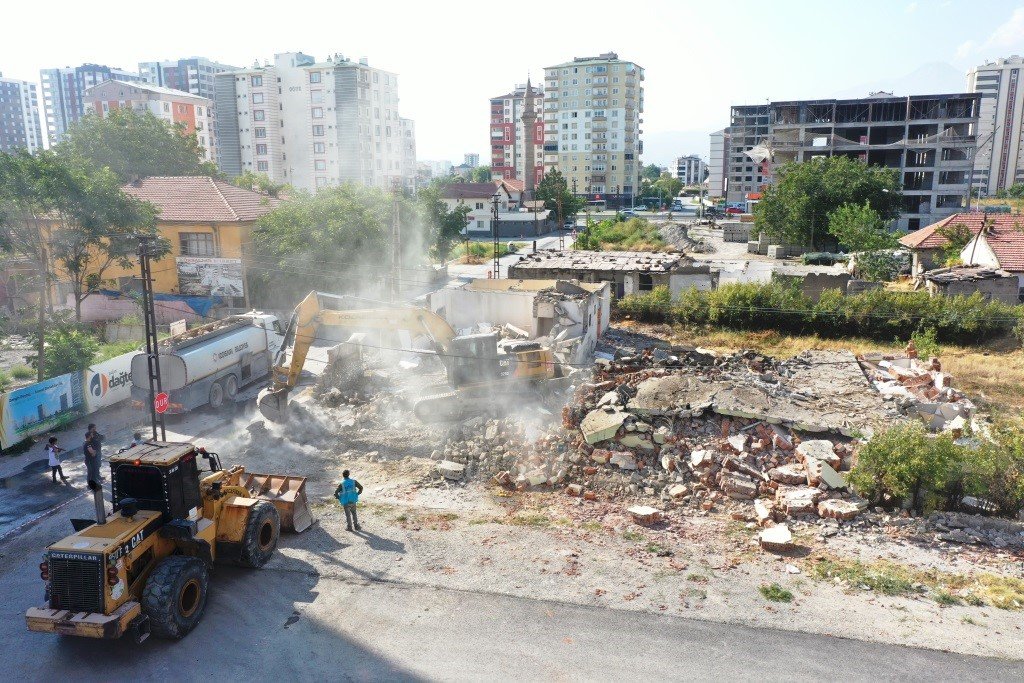 Başkan Çolakbayrakdar: “Dönüşümle gecekondu evleri yıkıp, geniş yollar yapıyoruz”