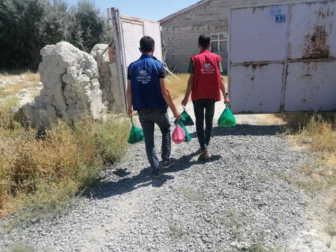 Gönüllü öğrencilerin yetiştirdiği sebze ve meyveler ihtiyaç sahiplerine ulaştırıldı