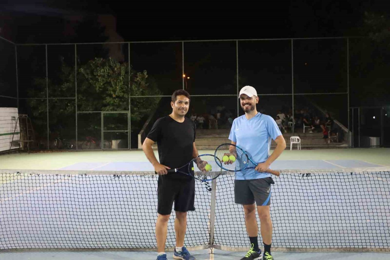 Tenis turnuvası Selçuk Kılıç kazandı.