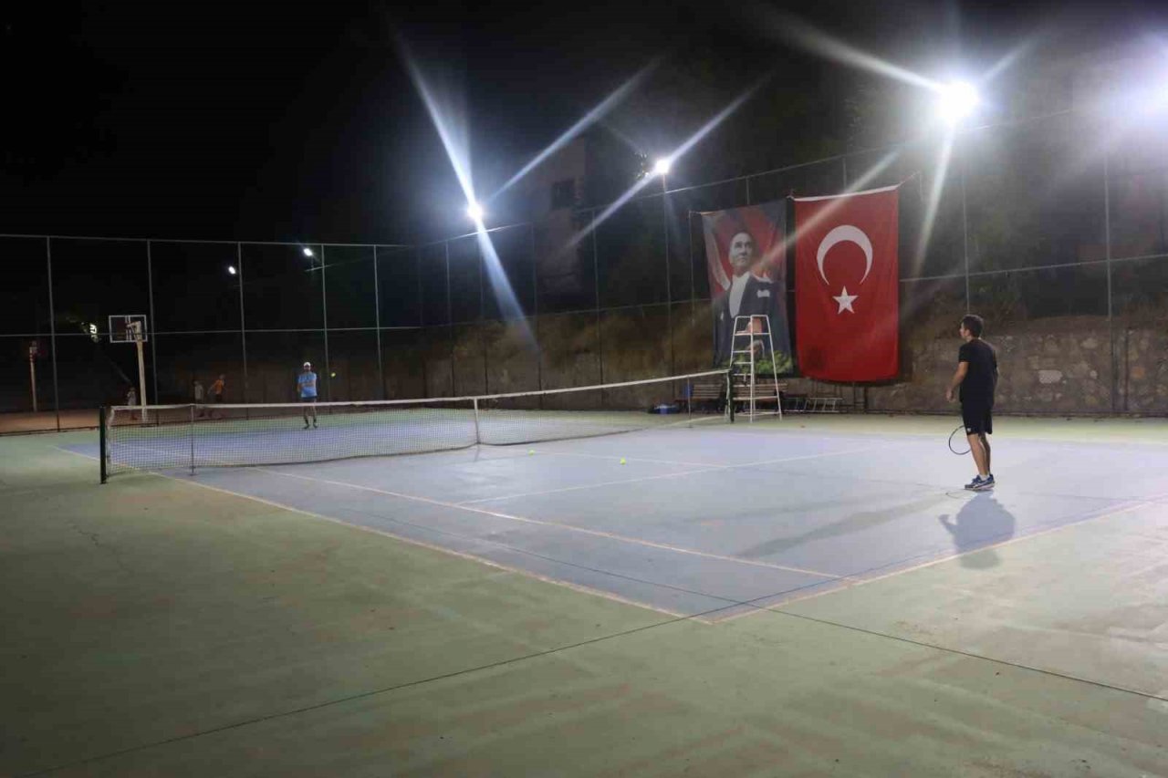 Tenis turnuvası Selçuk Kılıç kazandı.