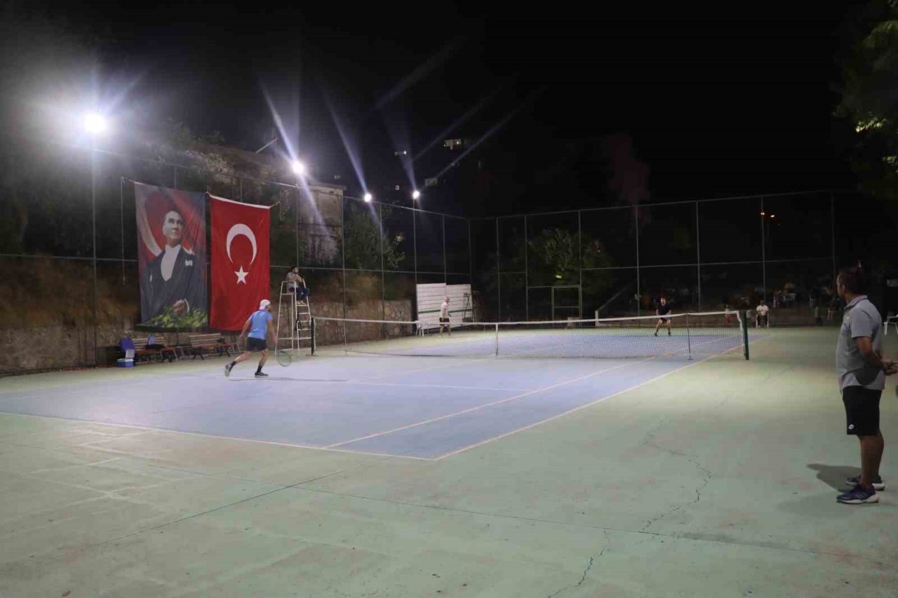 Tenis turnuvası Selçuk Kılıç kazandı.