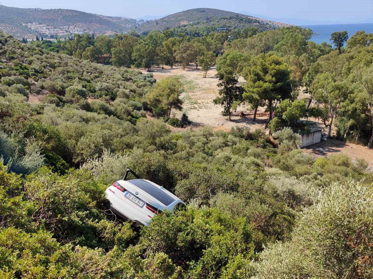 Kuşadası’nda otomobil şarampole yuvarlandı: 1 yaralı