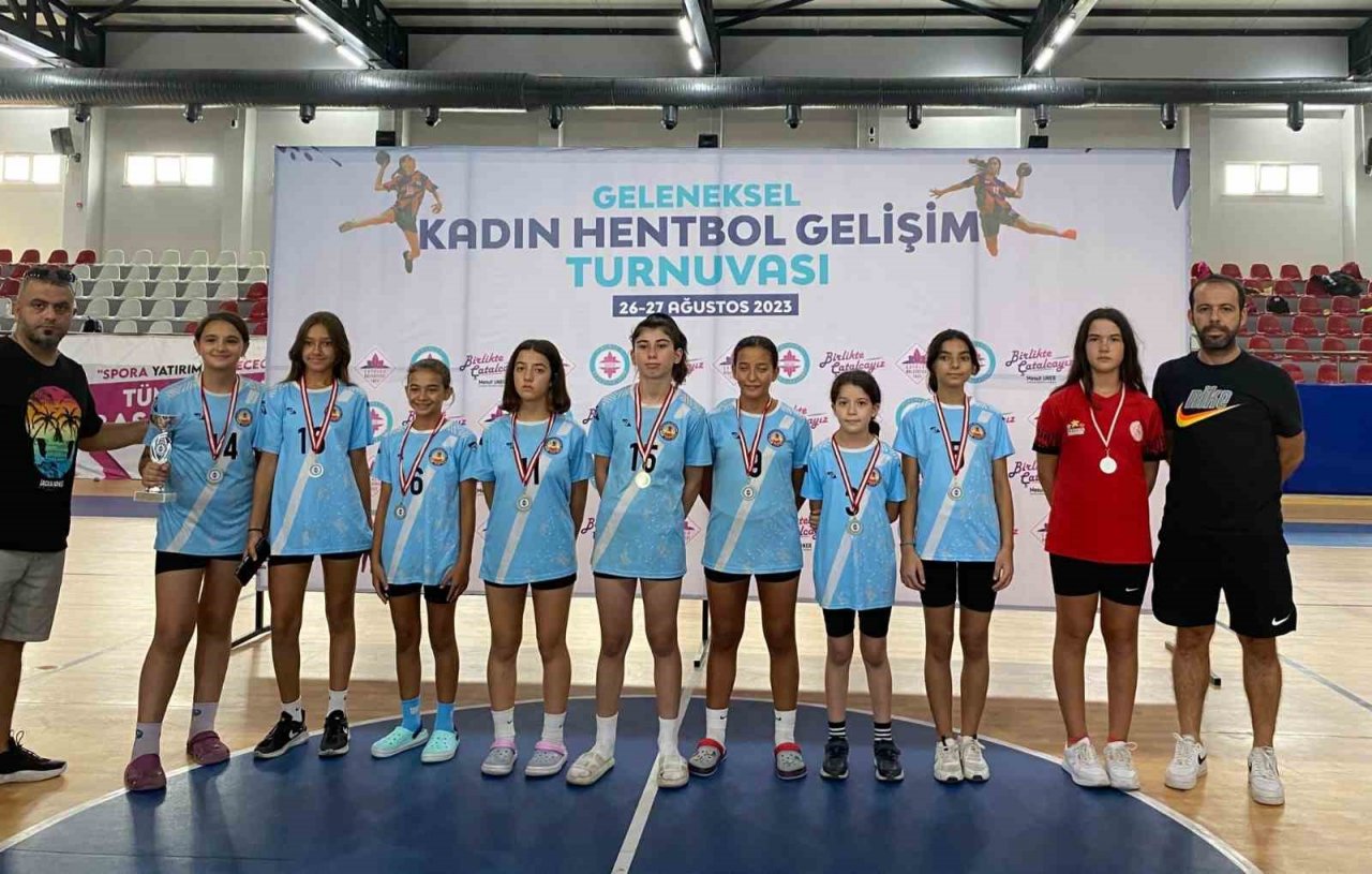 Kuyucak Belediyespor, İstanbul’dan 2 kupa ile döndü