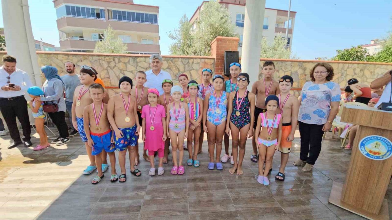 Kuyucak’ta yüzme kursları madalya töreni ve gösterilerle son buldu