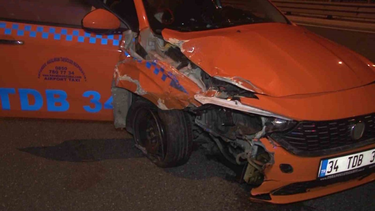 Ticari taksi otomobile arkadan çarptı: 2 yaralı