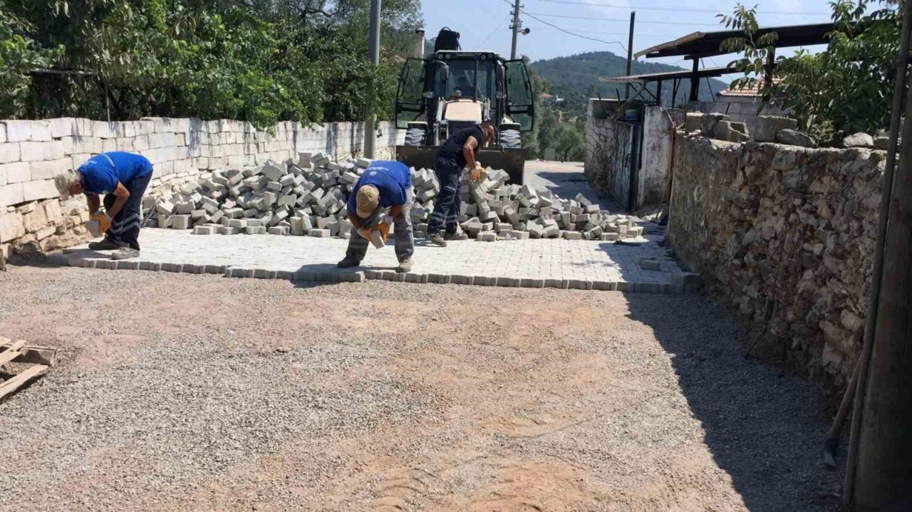 Büyükşehir parke kaplama çalışmalarına devam ediyor