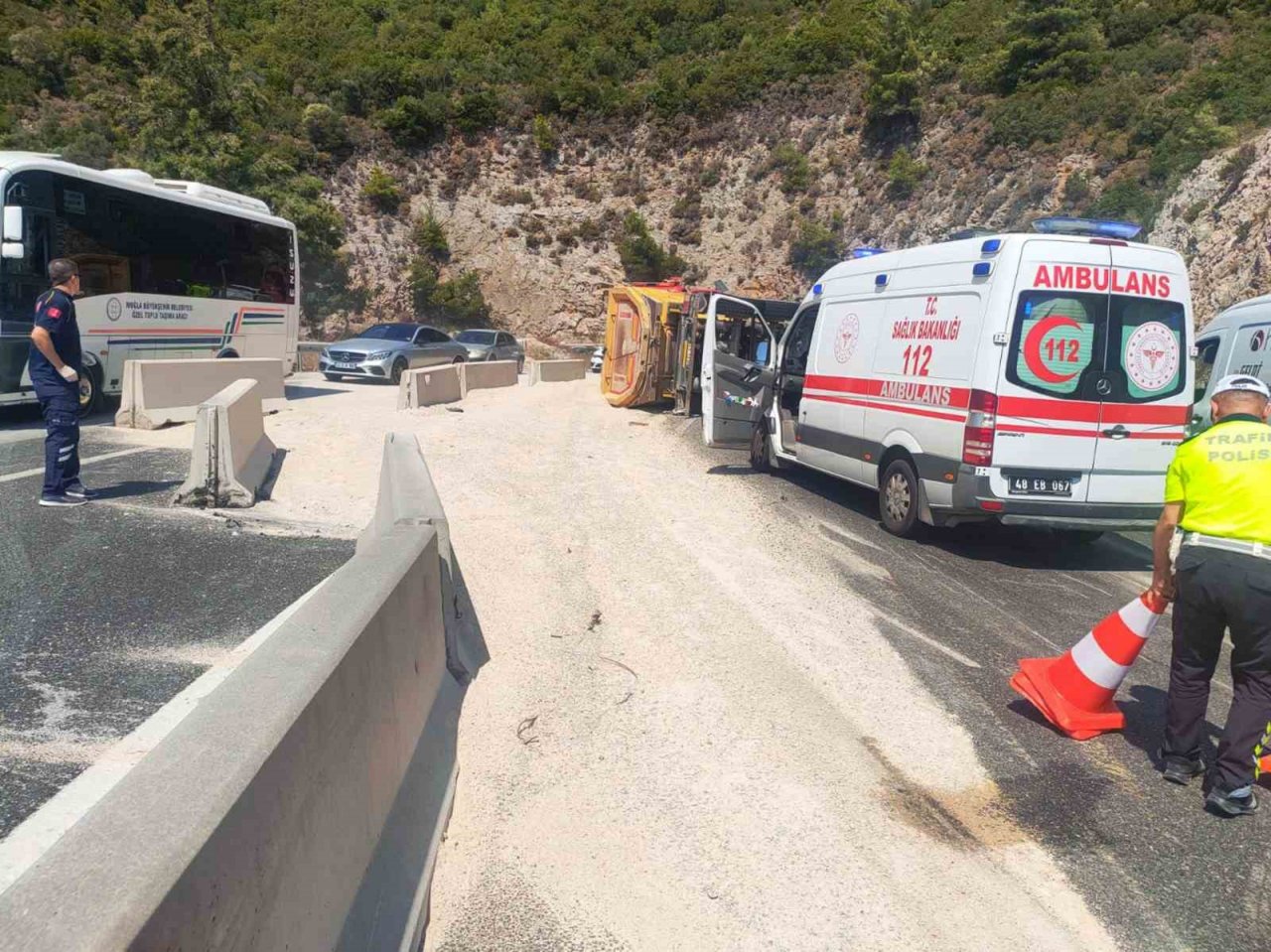 Karayolu tek şeritten trafiğe açıldı