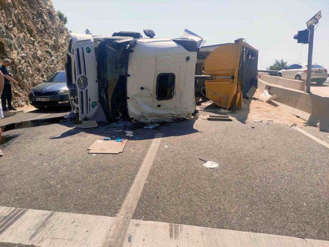 Karayolu tek şeritten trafiğe açıldı