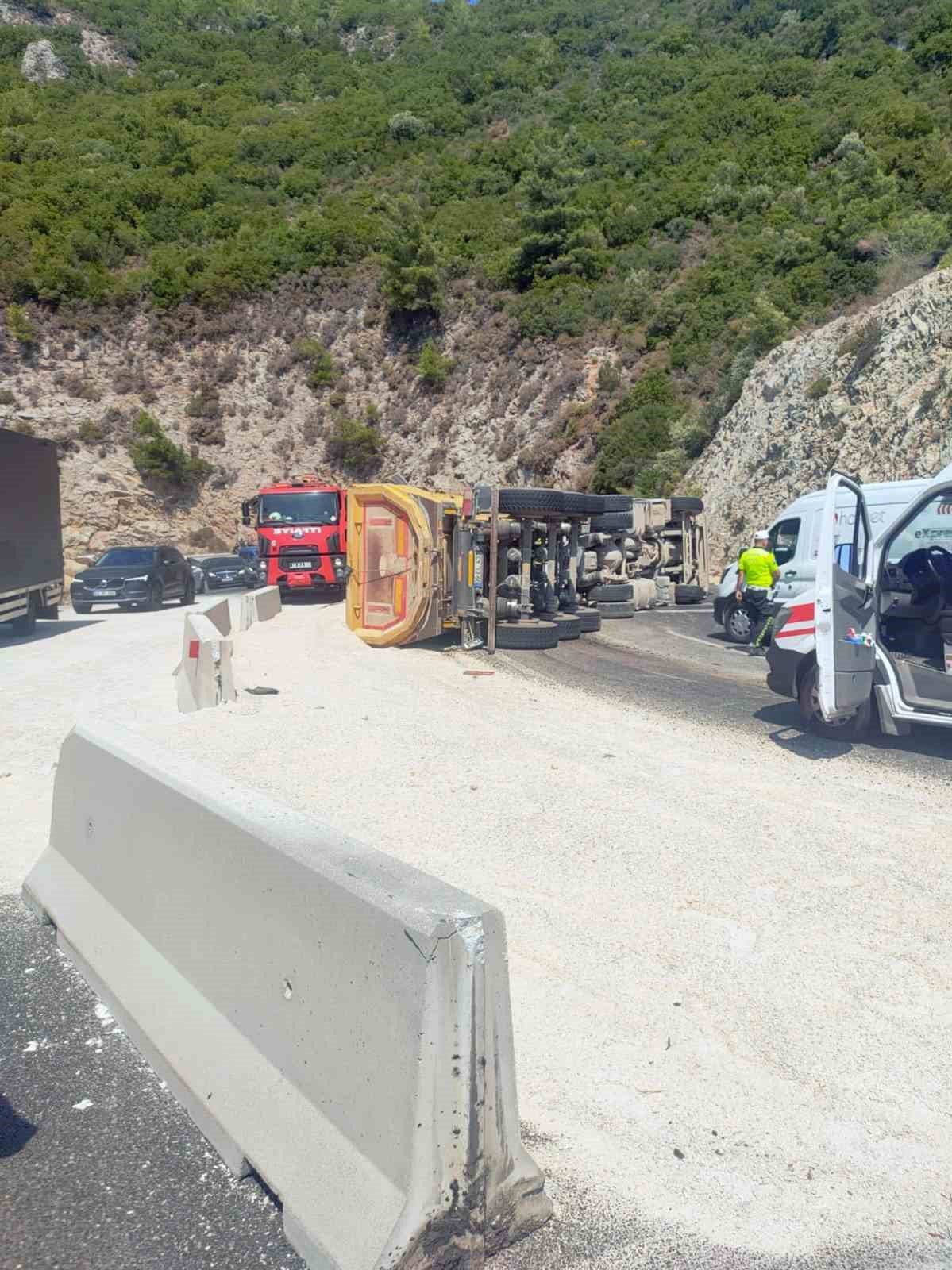 Karayolu tek şeritten trafiğe açıldı