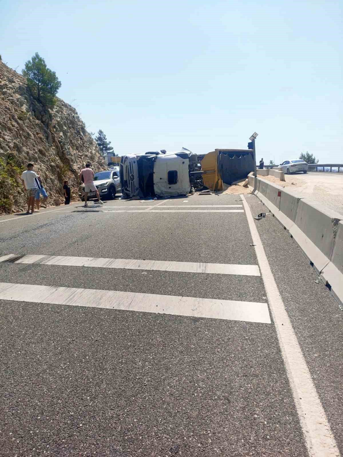 Karayolu tek şeritten trafiğe açıldı
