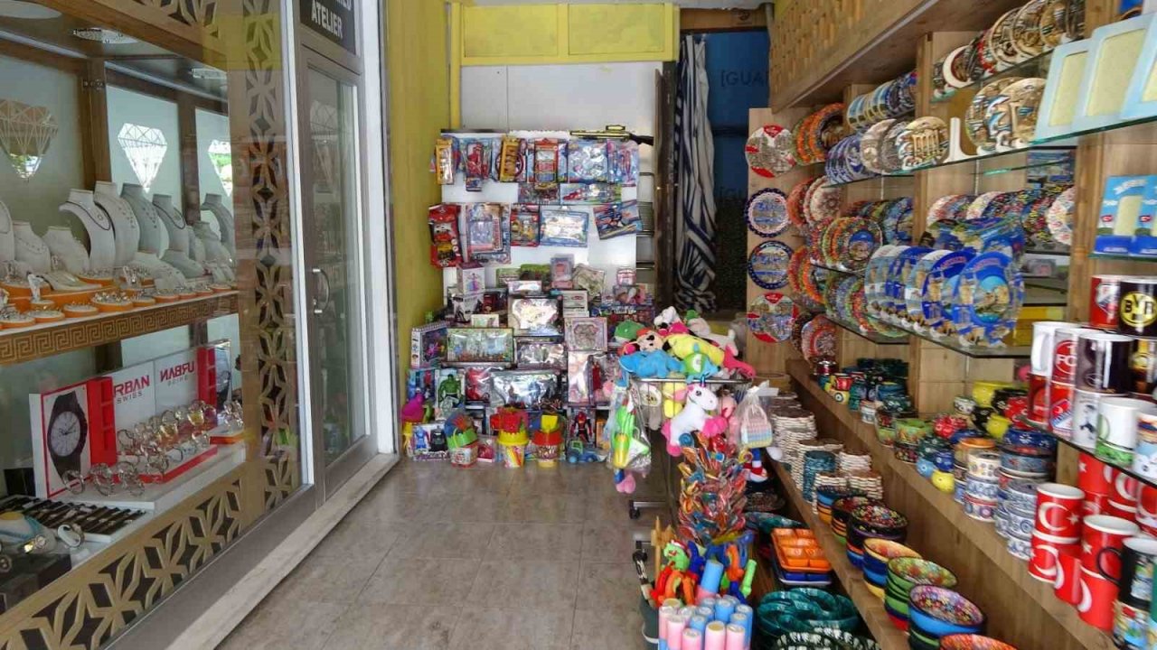 Kasklı oyuncak hırsızı kamerada