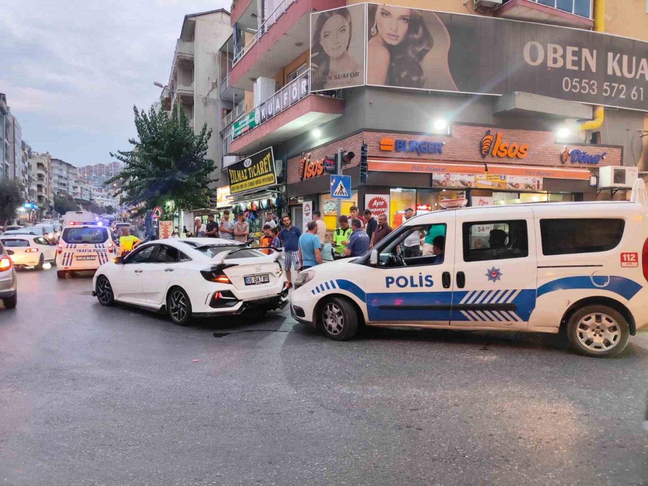 Otomobile arkadan çarpan plakasız motosiklet çalıntı çıktı