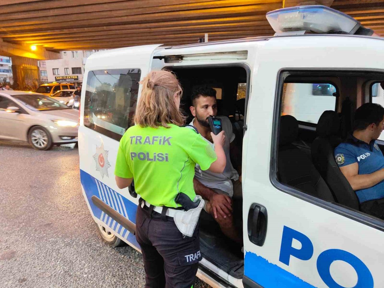 Otomobile arkadan çarpan plakasız motosiklet çalıntı çıktı