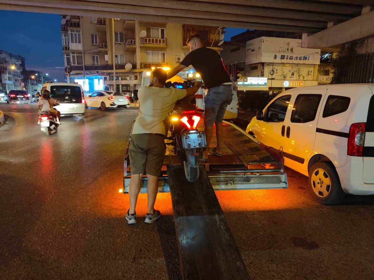 Otomobile arkadan çarpan plakasız motosiklet çalıntı çıktı