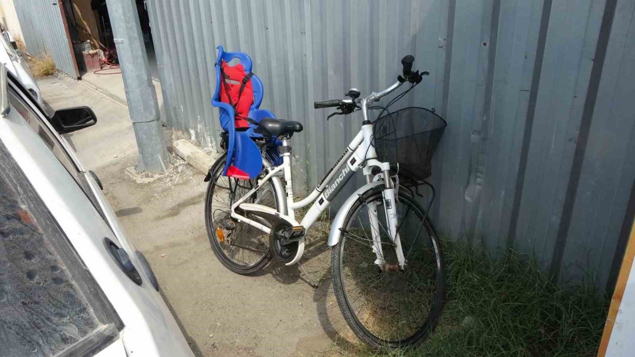 Lastikleri patlamış eski bisikleti bırakıp, 6 bin TL’lik son model bisikleti çaldı