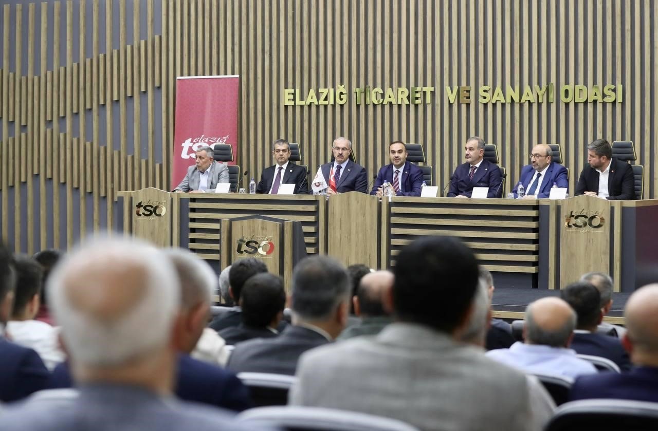 Bakan Kacır, iş dünyası ile bir araya geldi