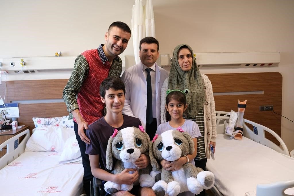 CZN Burak depremzede çocukları hastanede ziyaret etti