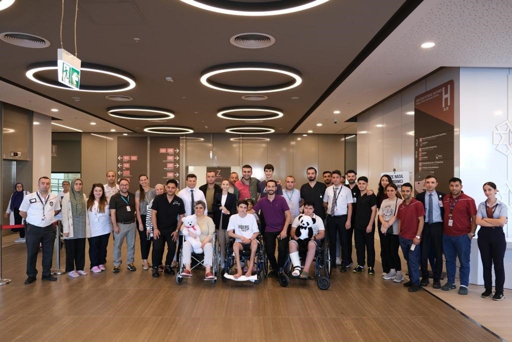 CZN Burak depremzede çocukları hastanede ziyaret etti