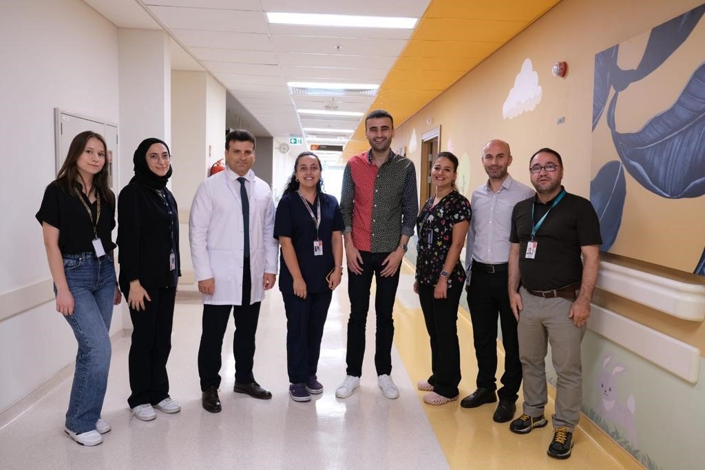 CZN Burak depremzede çocukları hastanede ziyaret etti