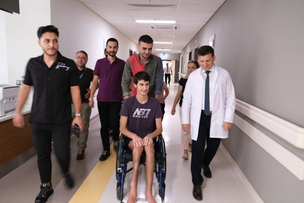 CZN Burak depremzede çocukları hastanede ziyaret etti