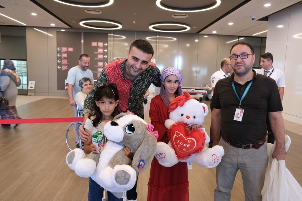 CZN Burak depremzede çocukları hastanede ziyaret etti