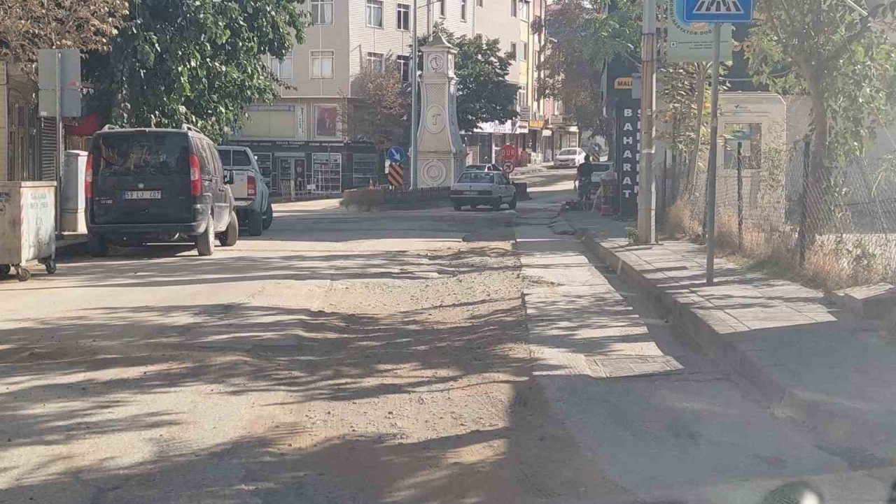 Avrupa’ya açılan ilçenin yolları delik deşik oldu