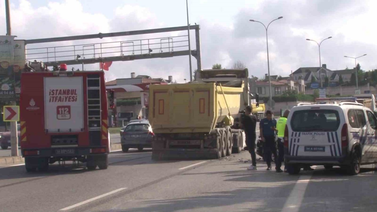 Tuzla’da otomobil ile hafriyat kamyonu çarpıştı: 3 yaralı