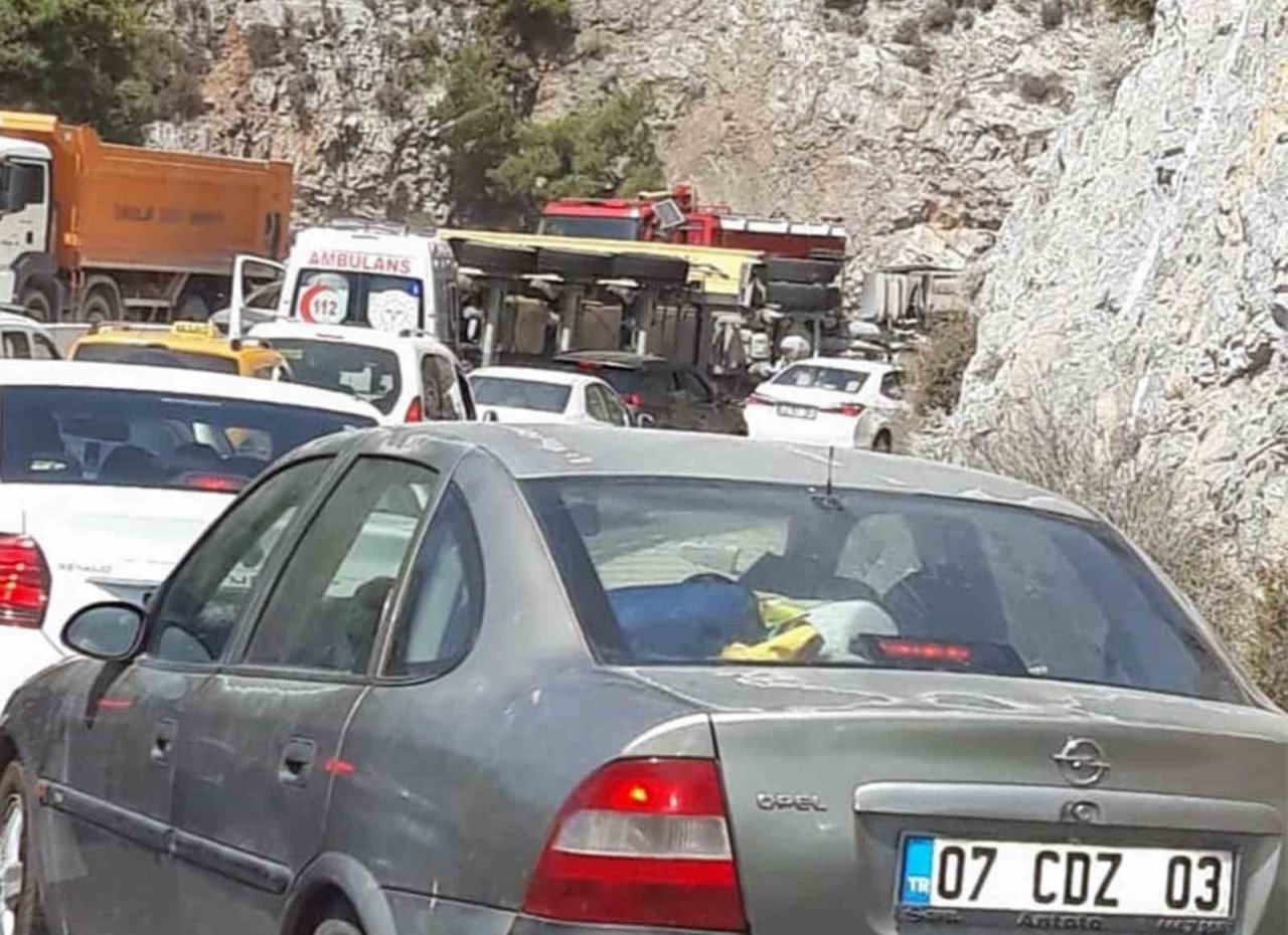 Sakar’da kamyon devrildi, yol trafiğe kapandı