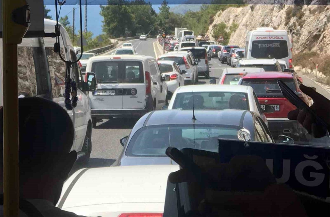 Sakar’da kamyon devrildi, yol trafiğe kapandı
