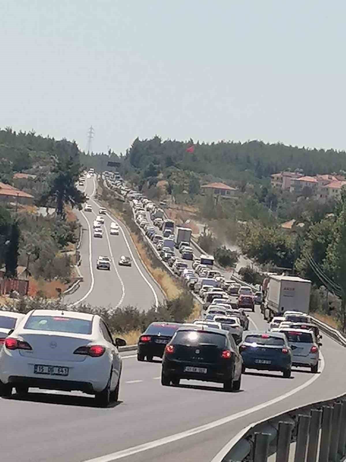 Sakar’da kamyon devrildi, yol trafiğe kapandı