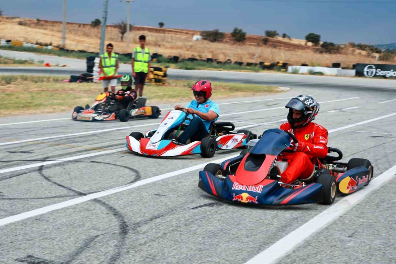 Uşak’ta aileler kartingde kıyasıya yarıştı