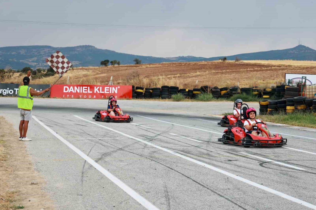 Uşak’ta aileler kartingde kıyasıya yarıştı