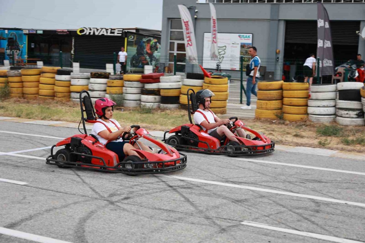 Uşak’ta aileler kartingde kıyasıya yarıştı